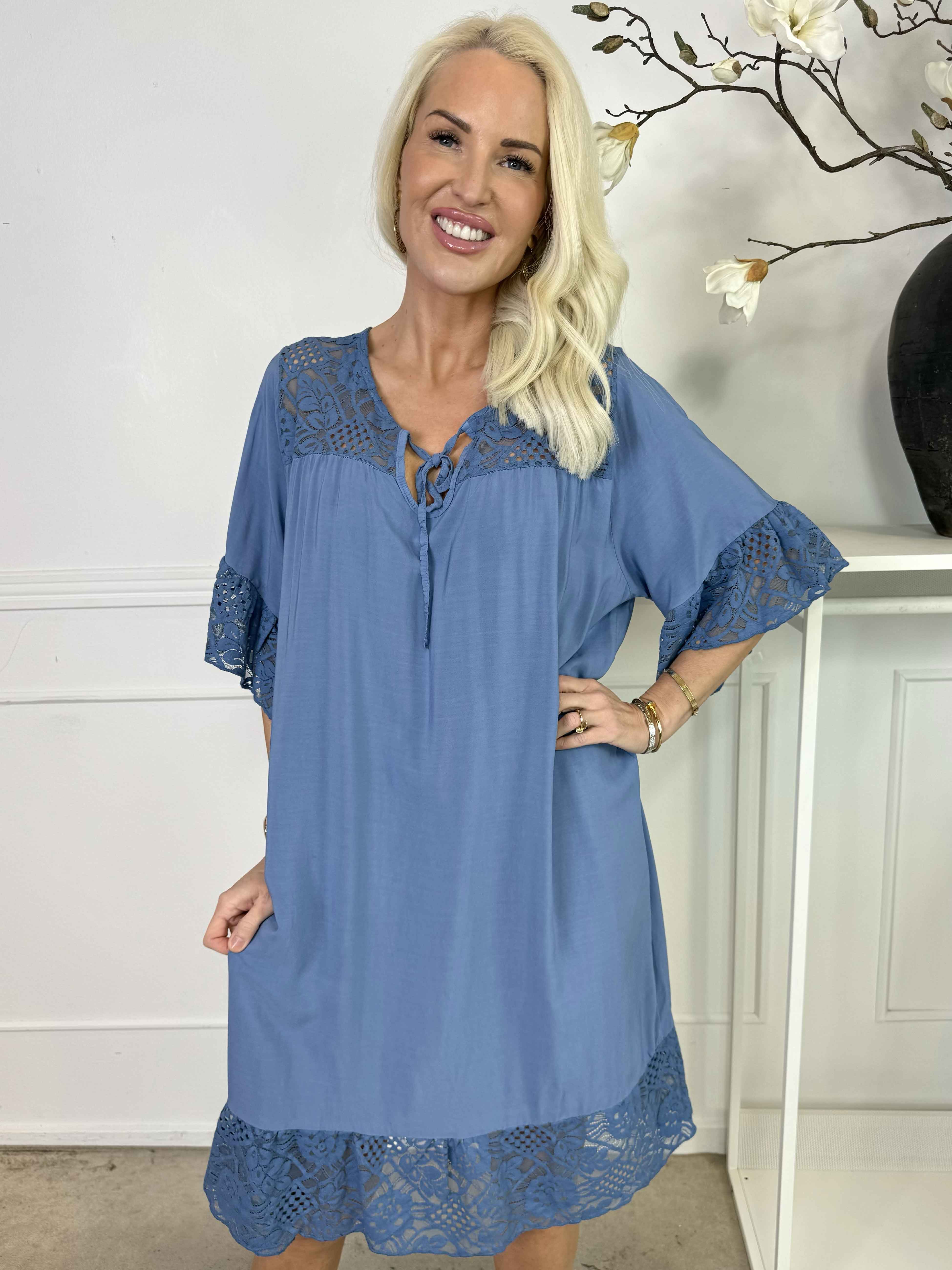 Floriza - Söt klänning i viskos med spetskant